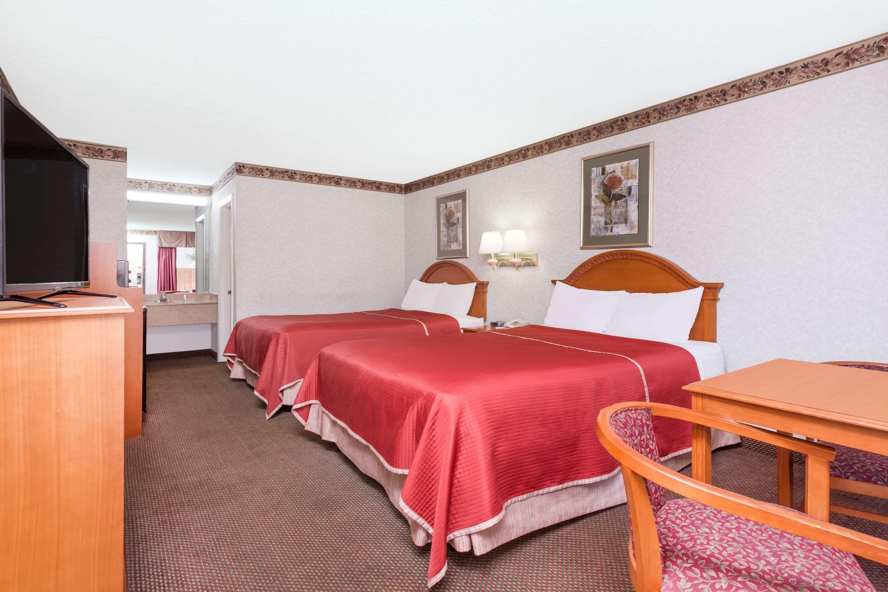 Travelodge By Wyndham Chattanooga/Hamilton Place Exterior photo